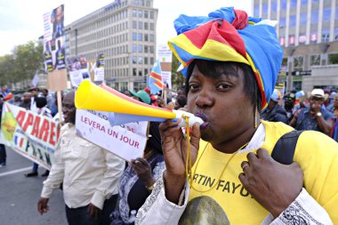 Göstericiler Democr Cumhurbaşkanı devlet ziyaretini protesto