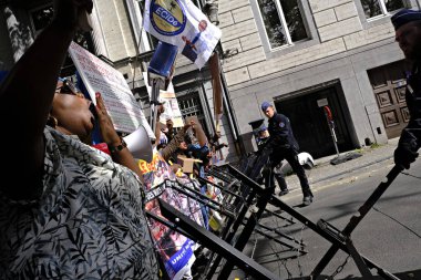 Göstericiler Democr Cumhurbaşkanı devlet ziyaretini protesto