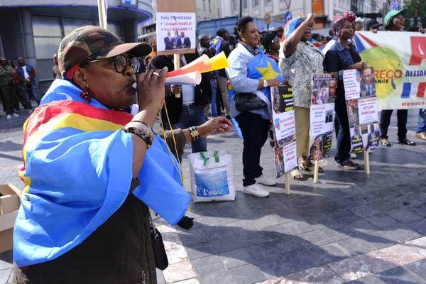 Manifestantes protestan por la visita de estado del presidente del Democr — Foto de Stock