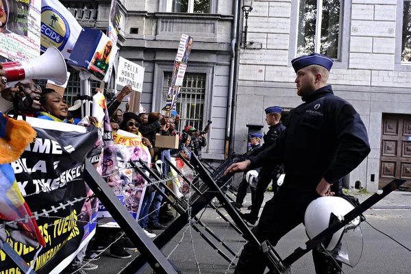 Manifestantes protestan por la visita de estado del presidente del Democr — Foto de Stock