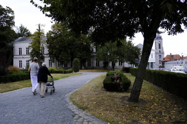 Tournai parkta yaşlı kadın ile yürüyen genç bakıcı, Belçika Eylül'de 22, 2019.