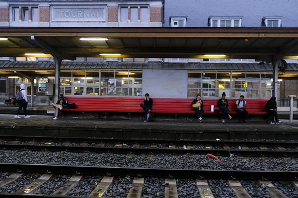 Passagiers Een Platform Een Forenzentrein Aangekomen Bij Het Centraal Station — Stockfoto