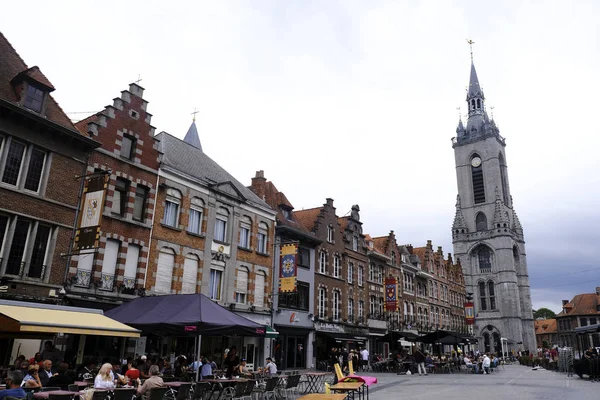2019年9月22日 比利时图尔奈市中心广场的咖啡馆 — 图库照片