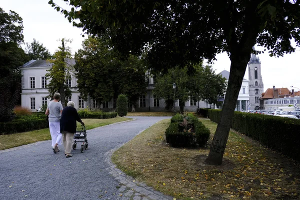 Jovem Cuidador Caminhando Com Mulher Idosa Parque Tournai Bélgica Setembro — Fotografia de Stock