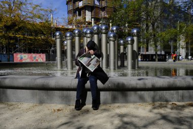 Brüksel, Belçika 20 Eylül 2019. Bir adam parkta gazete okur..