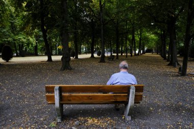 22 Eylül 2019'da Tournai ,Belçika'daki Queen Astrid Park'ta bir adam oturuyor.