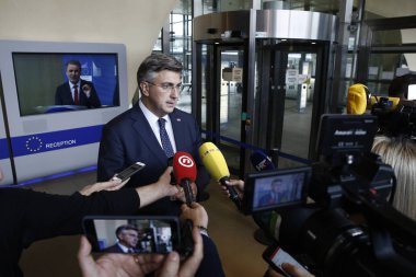 Brüksel, Belçika. 26 Eylül 2019 . Hırvatistan Başbakanı Andrej Plenkoviç, Avrupa Birliği Genel Merkezi'ndeki bir toplantı için geldiği sırada medyaya konuştu.