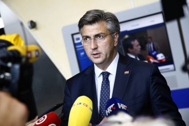 Brüksel, Belçika. 26 Eylül 2019 . Hırvatistan Başbakanı Andrej Plenkoviç, Avrupa Birliği Genel Merkezi'ndeki bir toplantı için geldiği sırada medyaya konuştu.