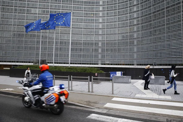 Bruselas Bélgica Septiembre 2019 Policía Pasa Con Motocicleta Fuera Sede —  Fotos de Stock