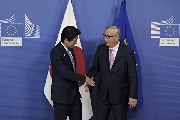 Прем'єр-міністр Японії Сіндзо Абе в комісії ЄС у м. Бруссе — стокове фото