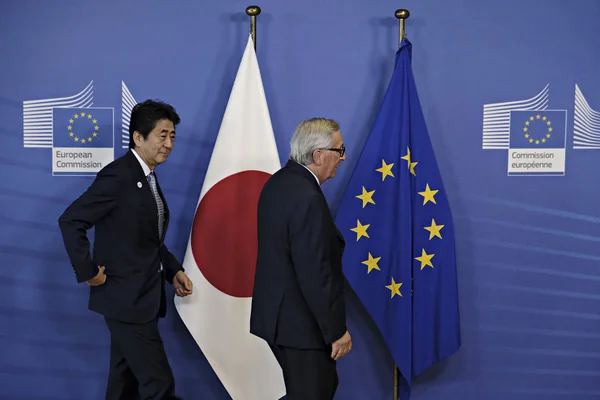 Japan's eerste minister Shinzo Abe bij de EU-Commissie in Brusse — Stockfoto