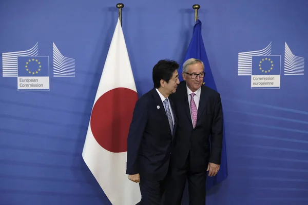 Ο Πρωθυπουργός της Ιαπωνίας Σίνζο Έιμπ στην Επιτροπή της ΕΕ στο Brusse — Φωτογραφία Αρχείου