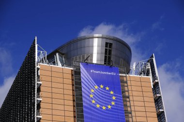 Brüksel, Belçika. 27 Eylül 2019.Avrupa Birliği genel merkezinin önünde yürüyen ler