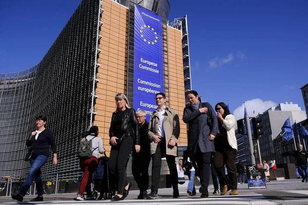 Bruksela Belgia Września 2019 Ludzie Chodzą Poza Urzędami Komisji Europejskiej — Zdjęcie stockowe