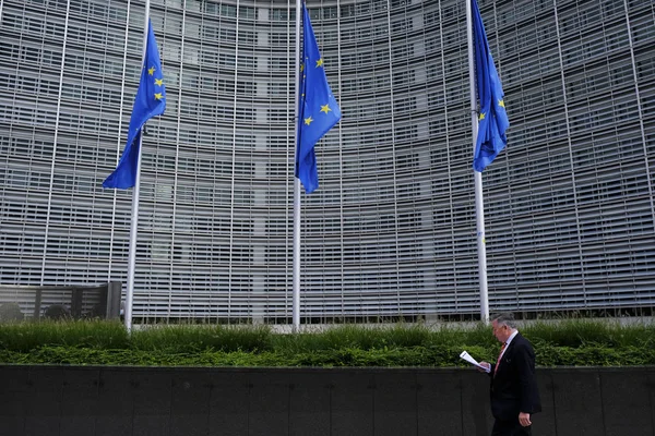 Las banderas de la Unión Europea ondean a media asta como homenaje a las — Foto de Stock