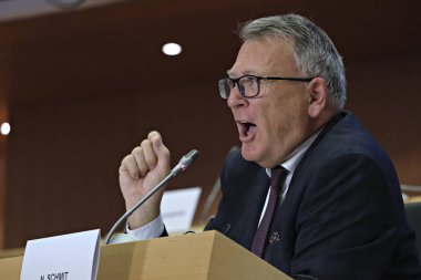Komisyon üyesi adayı ile Avrupa Parlamentosu oturumları