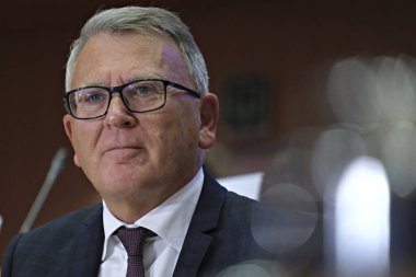 Komisyon üyesi adayı ile Avrupa Parlamentosu oturumları