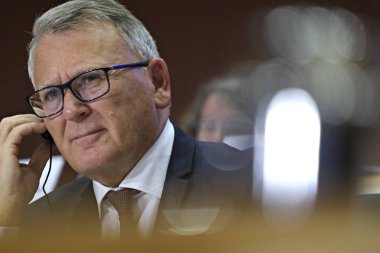 Komisyon üyesi adayı ile Avrupa Parlamentosu oturumları