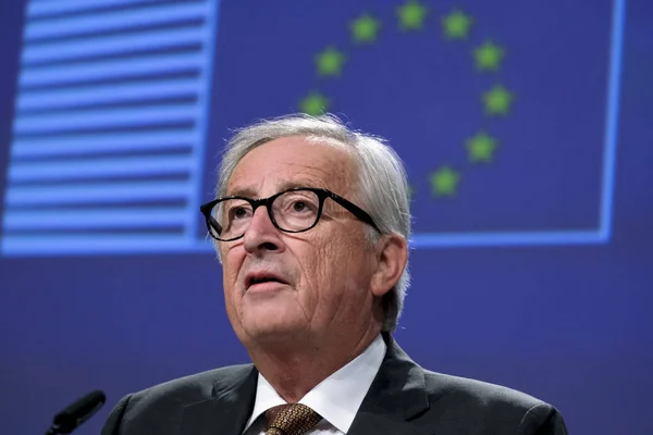 Předseda Evropské komise Jean-Claude Juncker prokazuje statem — Stock fotografie