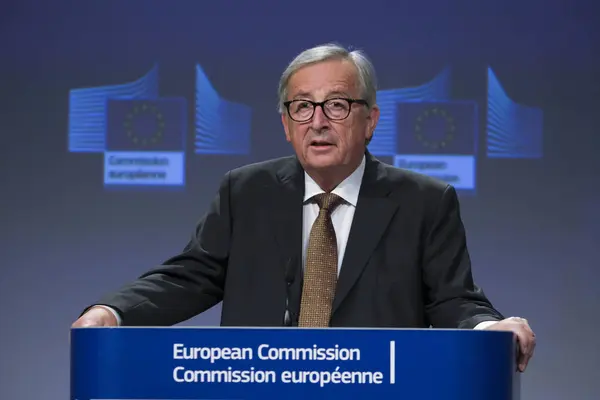 Președintele Comisiei Europene, Jean-Claude Juncker, dă un statut — Fotografie, imagine de stoc