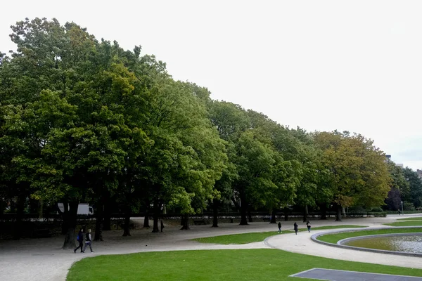 Ludzie Zwiedzają Park Cinquantenaire Wśród Żółtawych Zielonych Drzew Jesienią Brukseli — Zdjęcie stockowe