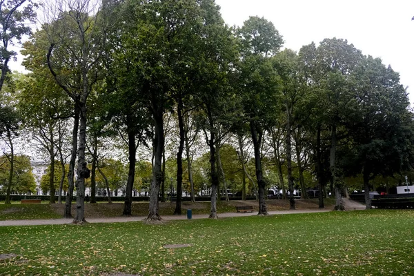 Pessoas Visitam Park Cinquantenaire Meio Árvores Amareladas Esverdeadas Durante Outono — Fotografia de Stock