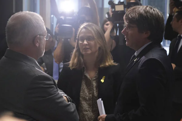 Carles Puigdemont reacciona ante la sentencia del Tribunal Supremo español —  Fotos de Stock