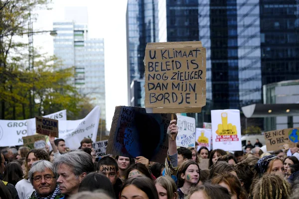 Демонстрация "Молодежь за климат" в Брюсселе — стоковое фото