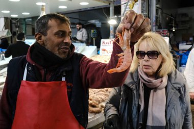 28 Şubat 2020 'de Atina, Yunanistan' da balık pazarında sergilenen taze karidesler.