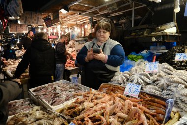 28 Şubat 2020 'de Atina, Yunanistan' da balık pazarında sergilenen taze karidesler.