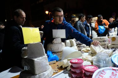 Yunanistan 'ın başkenti Atina' da 28 Şubat 2020 'de yapılacak Temiz Pazartesi günü öncesinde Varvakio pazarından kıyafet alışverişi. 