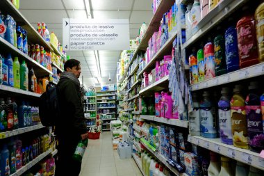 Brüksel, Belçika. 13 Mart 2020. Bir tüketici, Coronavirus hastalığı (COVID-19) salgını yüzünden marketin rafları boşalmaya başlarken eşyalara bakar (COVID-19). 