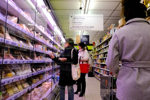 Bruksela Belgia Marca 2020 Kupujący Patrzy Przedmioty Półkami Supermarketów Zaczyna — Zdjęcie stockowe