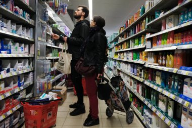 Brüksel, Belçika. 13 Mart 2020. Bir tüketici, Coronavirus hastalığı (COVID-19) salgını yüzünden marketin rafları boşalmaya başlarken eşyalara bakar (COVID-19). 