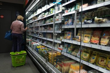 Brüksel, Belçika. 13 Mart 2020. Bir tüketici, Coronavirus hastalığı (COVID-19) salgını yüzünden marketin rafları boşalmaya başlarken eşyalara bakar (COVID-19). 