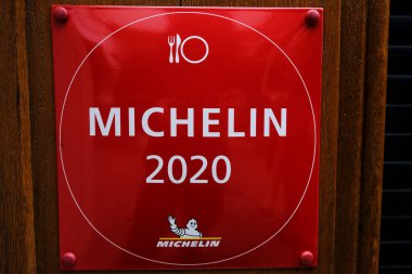 Michelin Rehberlerinin bir logosu 14 Mart 2020 'de Brüksel, Belçika' da bir restoranda.
