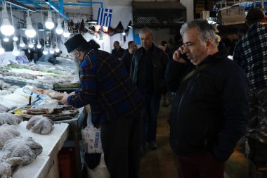 28 Şubat 2020 'de Atina, Yunanistan' da balık pazarında sergilenen taze ahtapot