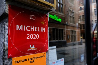 Michelin Rehberlerinin bir logosu 14 Mart 2020 'de Brüksel, Belçika' da bir restoranda.