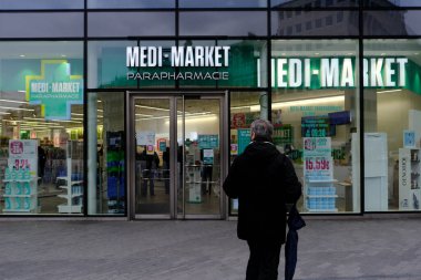 Belçika 'nın Brüksel kentindeki Eczanenin 14 Mart 2020 tarihli dış görünüşü.