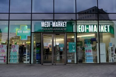 Belçika 'nın Brüksel kentindeki Eczanenin 14 Mart 2020 tarihli dış görünüşü.