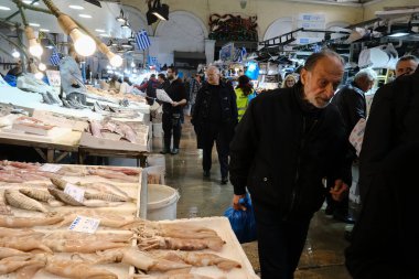 Yunanistan 'ın başkenti Atina' da 28 Şubat 2020 'de yapılacak Temiz Pazartesi günü öncesinde Varvakio pazarından kıyafet alışverişi. 