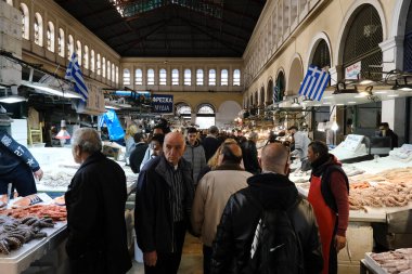 Yunanistan 'ın başkenti Atina' da 28 Şubat 2020 'de yapılacak Temiz Pazartesi günü öncesinde Varvakio pazarından kıyafet alışverişi. 