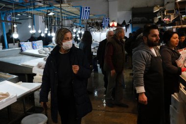 Yunanistan 'ın başkenti Atina' da 28 Şubat 2020 'de yapılacak Temiz Pazartesi günü öncesinde Varvakio pazarından kıyafet alışverişi. 