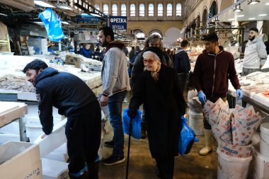 Yunanistan 'ın başkenti Atina' da 28 Şubat 2020 'de yapılacak Temiz Pazartesi günü öncesinde Varvakio pazarından kıyafet alışverişi. 