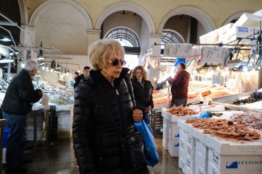 Yunanistan 'ın başkenti Atina' da 28 Şubat 2020 'de yapılacak Temiz Pazartesi günü öncesinde Varvakio pazarından kıyafet alışverişi. 