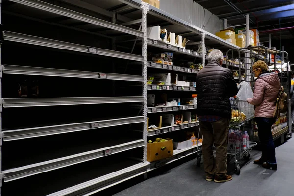 Brüsszel Belgium 2020 Március Vásárló Megvizsgálja Tárgyakat Szupermarketek Polcai Kezdenek — Stock Fotó