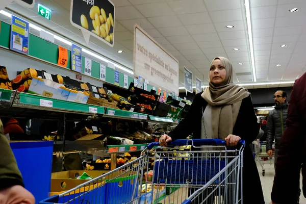 Bruksela Belgia Marca 2020 Kupujący Patrzy Przedmioty Półkami Supermarketów Zaczyna — Zdjęcie stockowe