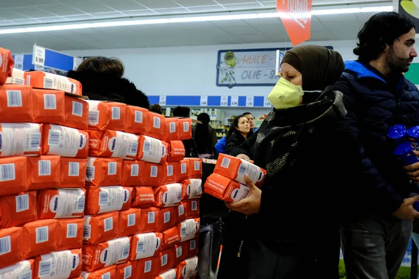 Bryssel Belgien Mars 2020 Shoppare Tittar Objekt Med Stormarknad Hyllor — Stockfoto