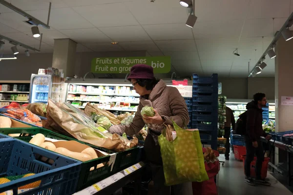 Bruksela Belgia Marca 2020 Kupujący Patrzy Przedmioty Półkami Supermarketów Zaczyna — Zdjęcie stockowe