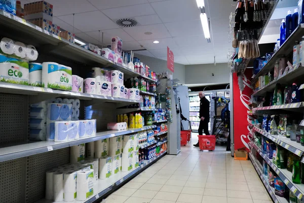 Bryssel Belgia Maaliskuuta 2020 Shopper Tarkastellaan Kohteita Supermarket Hyllyt Alkavat — kuvapankkivalokuva